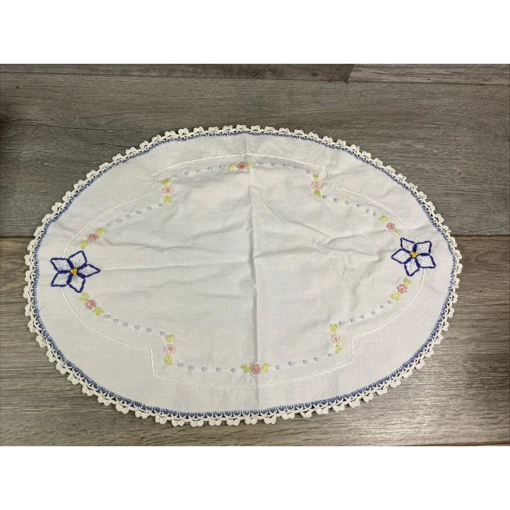 Vintage Floral Hand Embroidered Crocheted Trim Oval Doily Table Runner‎